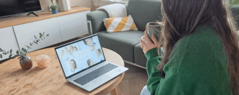 Op de bank naar webinar kijken met thee