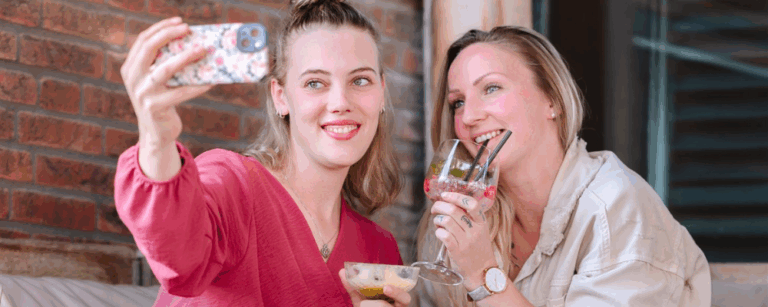 Danielle en Julia drankjes drinken