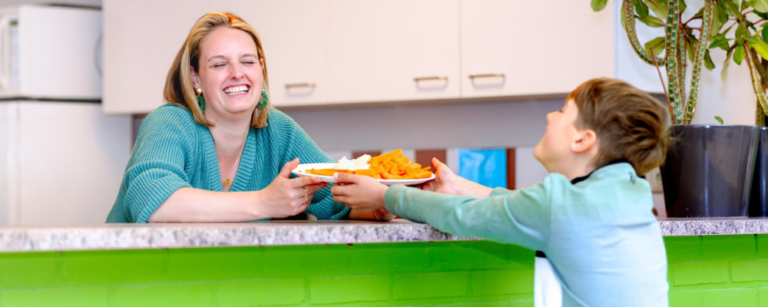 Kraamverzorgende jessie fruit snijden